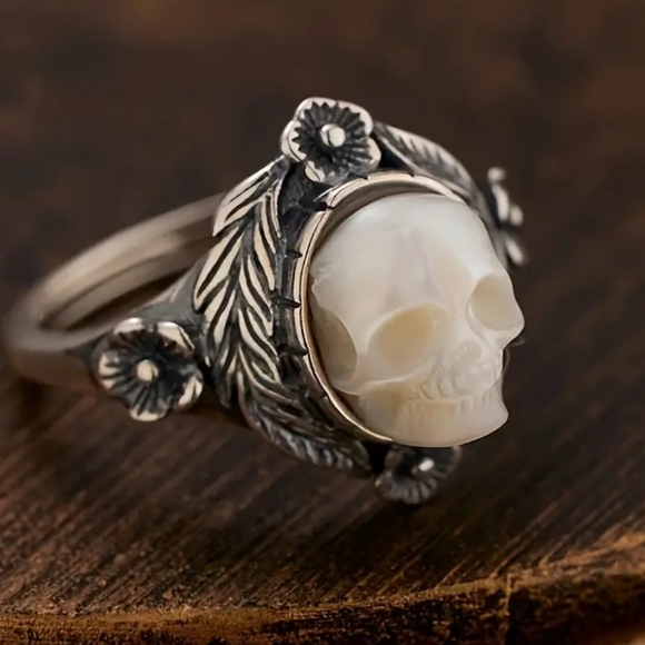 Jewelry - Gothic skull ring size size 9
